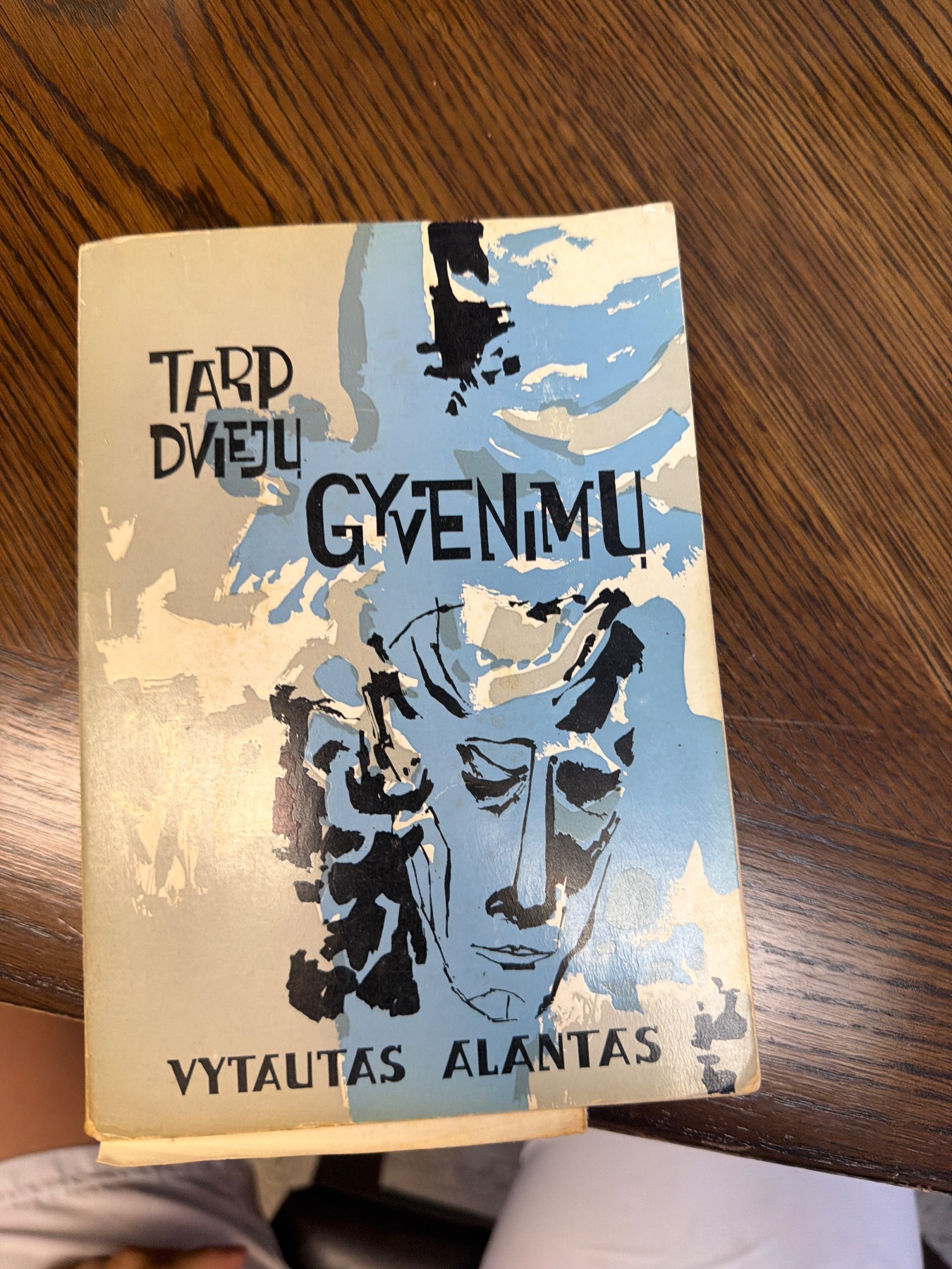 Tarp dviejų gyvenimų